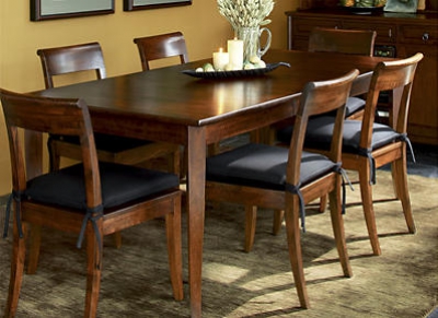 Классическая кухонная мебель: столы и стулья